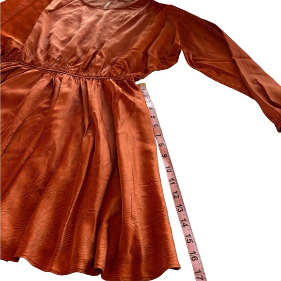 Cute mini dress very flowy and satiny. Size L - Picture 8 of 10